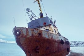 Заброшенный корабль в Териберке